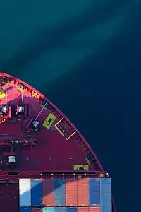 Imagem gerada por IA - Front of a loaded container ship in deep blue water
