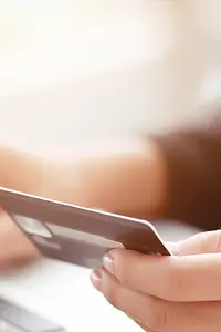Imagem gerada por IA - Online payment by using laptop computer with credit card